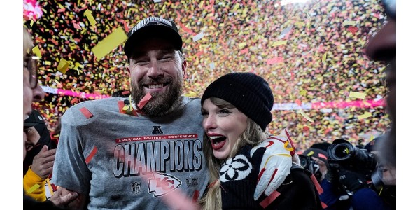 Travis Kelce, ailier rapproché de la NFL, a annoncé ses fiançailles avec Taylor Alison Swift Travis Kelce, ailier rapproché de la NFL, a annoncé ses fiançailles avec Taylor Alison Swift